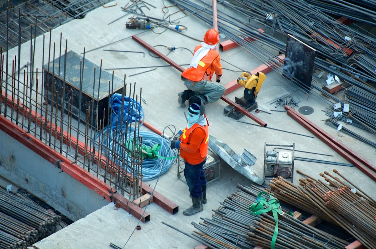 Baustelle mit Kran und Rohbau